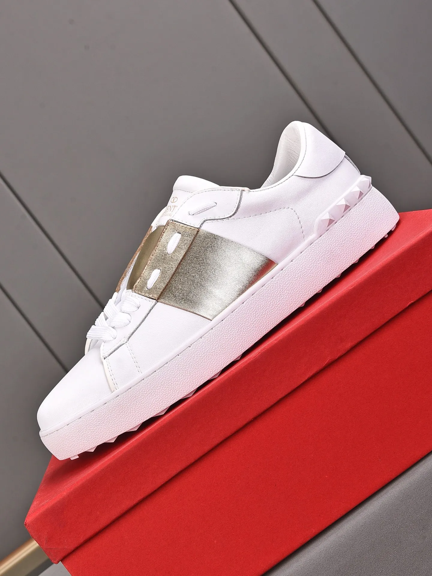 Men's shoes 440💰 (men and women couples) Valentino classic color matching series casual shoes. Made with heavy craftsmanship, good products pay attention to every detail. A must-have trendy item that can be worn all year round, it has been worn by many celebrities and Internet celebrities~~Imported cowhide surface, unique design concept, sheepskin lining, counter quality. Women’s clothing 35-40. Men’s clothing 39-44, 45-46 (returns and exchanges are not supported for custom-made items)